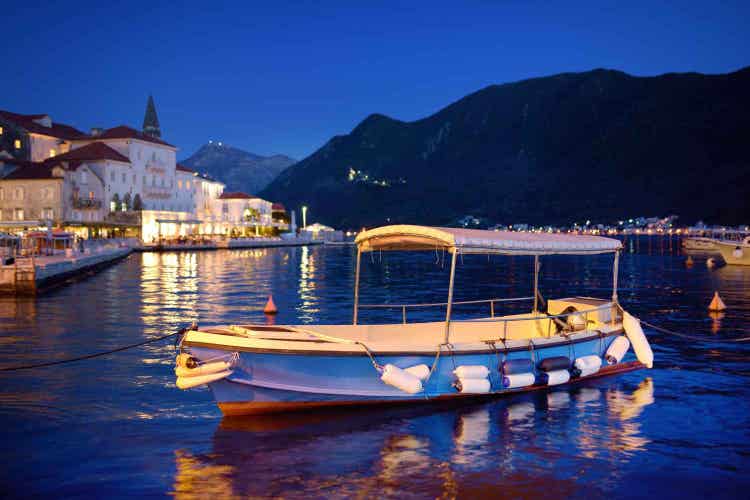 boat-in-lake-como